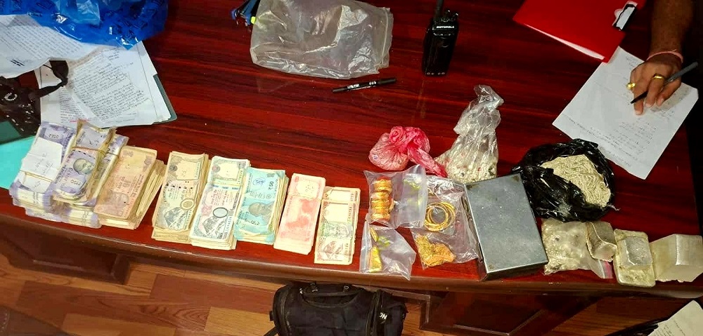 राजस्व अनुसन्धान कोहलपुरबाट लुटिएको साढे दुई लाखसहित सुनचाँदी फिर्ता
