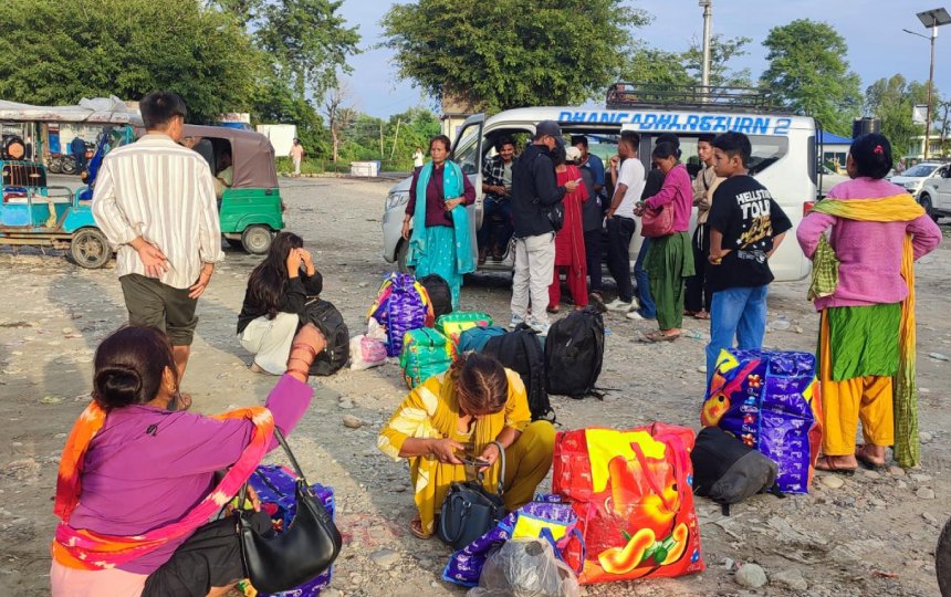 दशैंको मुखमा भारत जानेको लर्को