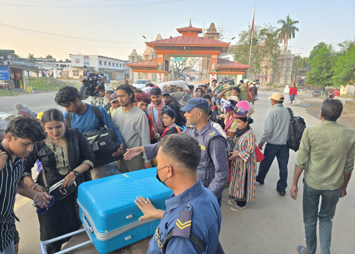 तिहार मनाउन घर फर्किनेको सीमानाकामा घुइँचो