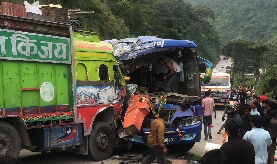 मुग्लिङ-नारायणगढ सडक खण्डको गाईघाटमा ७ वटा गाडी एकआपसमा ठोक्किए