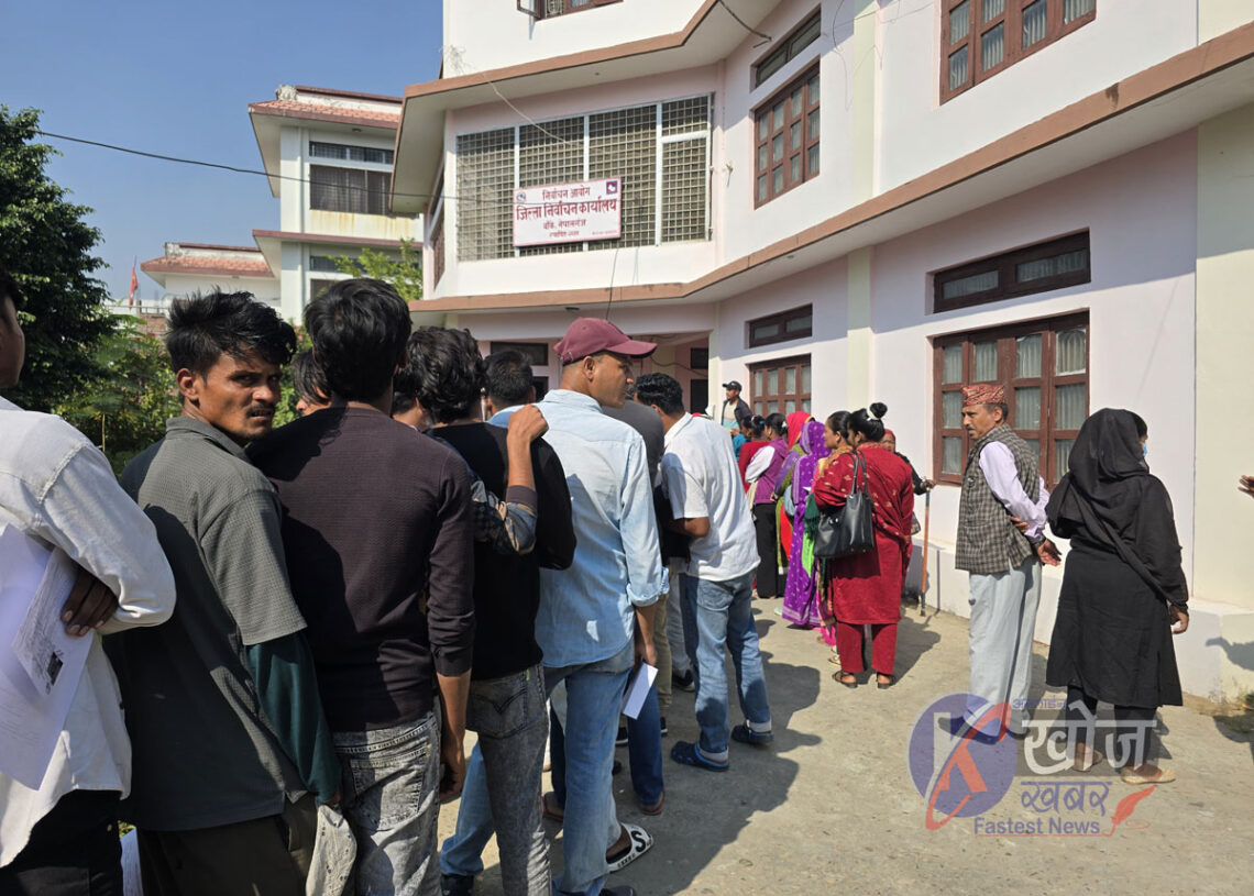 बाँकेमा मतदाता नामावली दर्तामा युवाको भीड