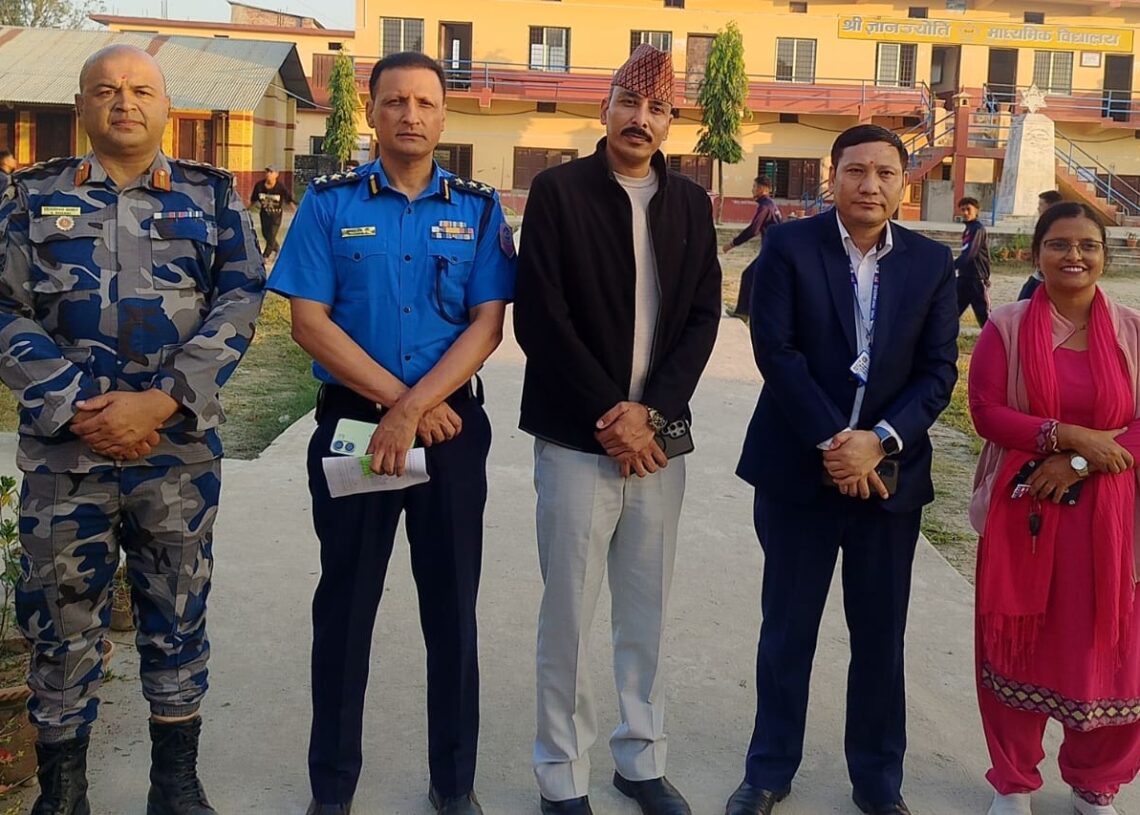 बाँकेका सुरक्षा अधिकारीद्वारा मतदान केन्द्रको अनुगमन