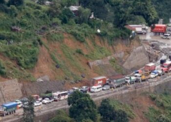 नागढुङ्गा नौबिसे सडक दैनिक पाँच घण्टा बन्द हुने