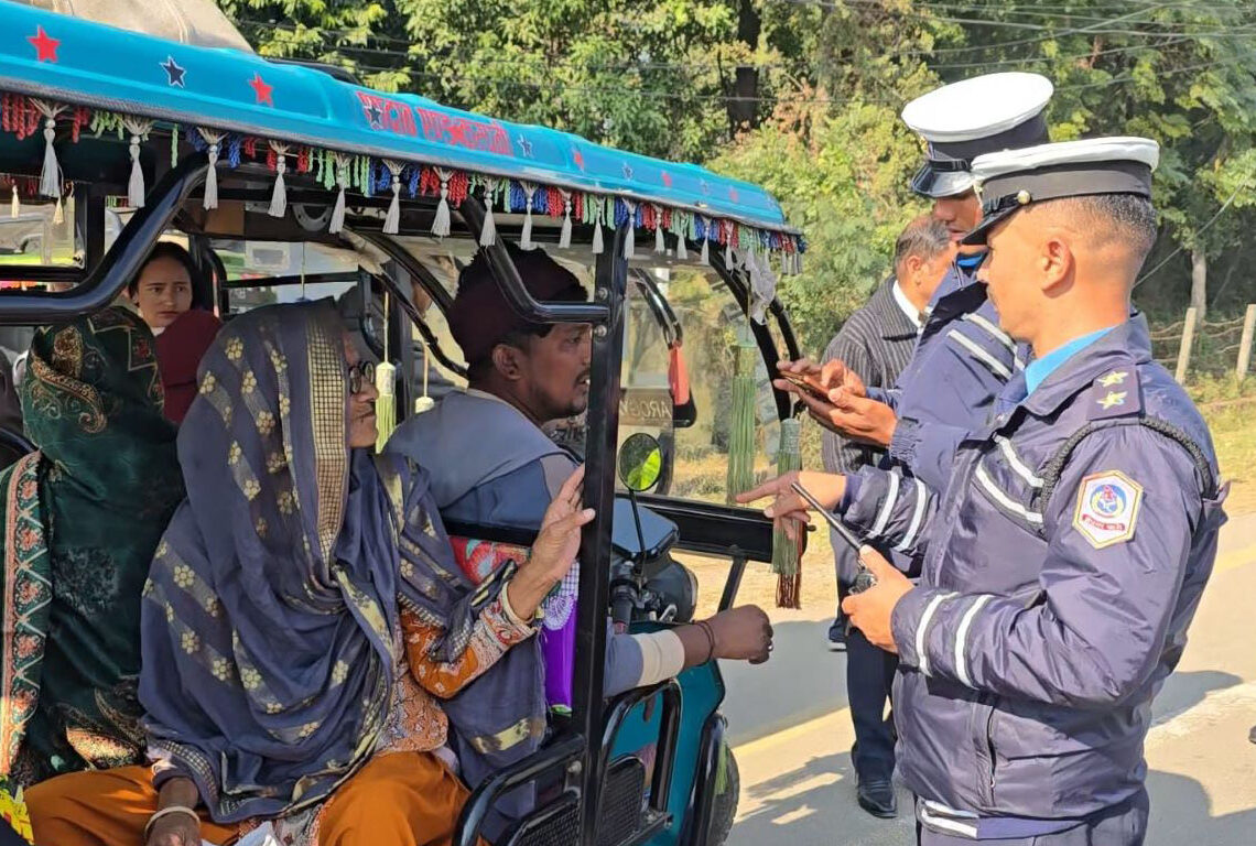 ट्राफिक प्रहरीद्वारा काजपत्र विना संचालन भइरहेका १०७ ई–रिक्सा नियन्त्रण
