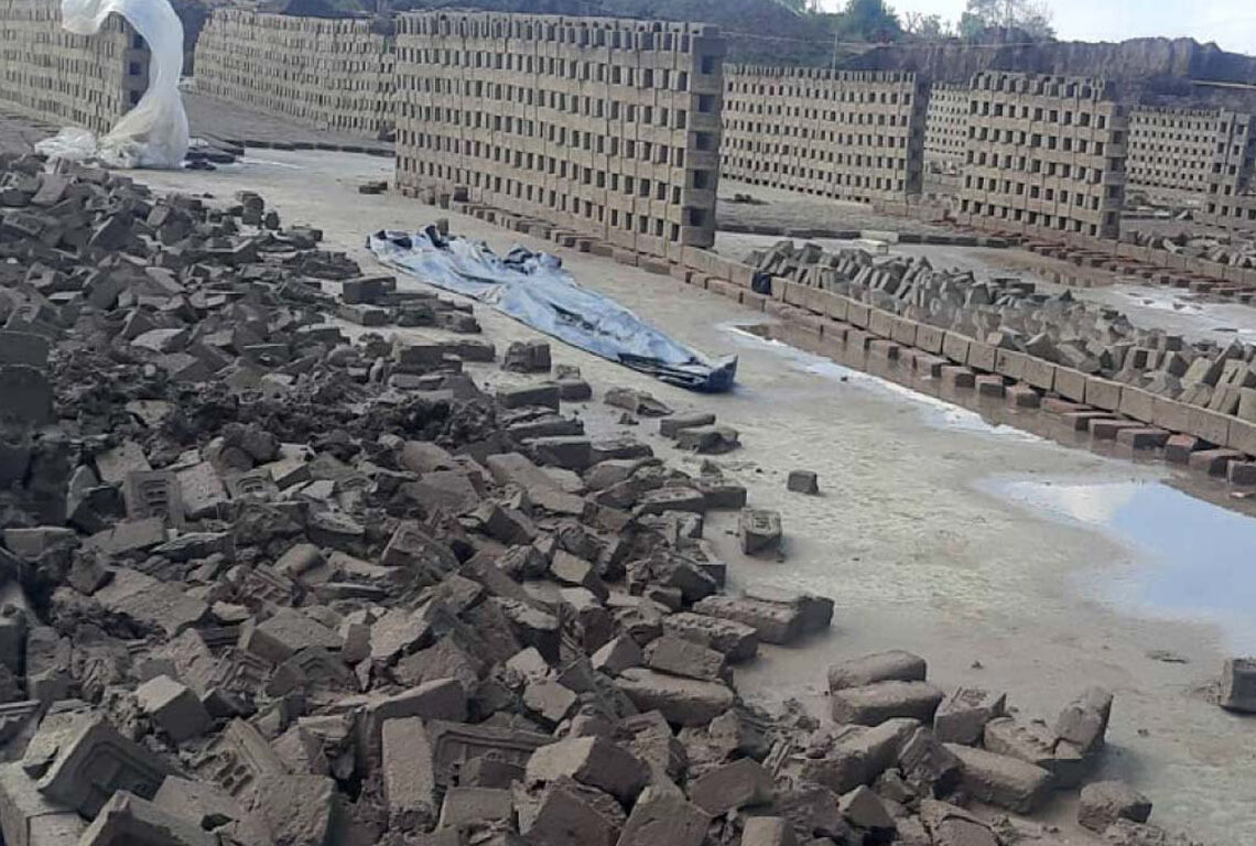 बाँकेमा इँटा उद्योग संकटमा, बेमौसमी वर्षाले करोडौँको नोक्सानी