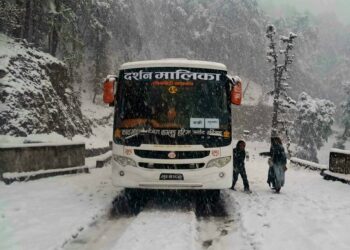हिमपातले मध्यपहाडी लोकमार्ग पूर्ण अवरुद्ध, सयौँ यात्री अलपत्र