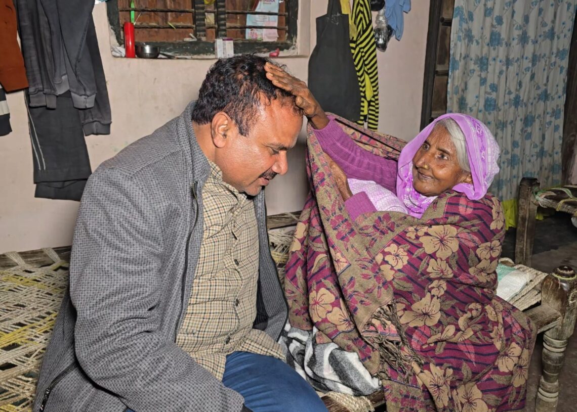 ९० वर्षीया आमाको आशिर्वाद कमरुद्दिनलाई, मनिकापुरमा जनसमर्थनको लहर