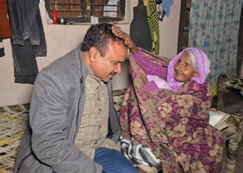 ९० वर्षीया आमाको आशिर्वाद कमरुद्दिनलाई, मनिकापुरमा जनसमर्थनको लहर