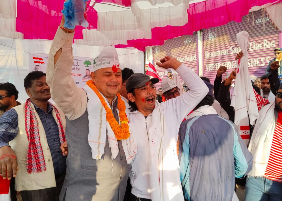 पार्टी परित्याग गर्दै ३५ जना कांग्रेसमा प्रवेश, बाँके–२ मा शुधान्सु कोइरालाको पक्षमा बढ्दो आकर्षण