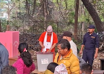 आम मतदातासँगै लाइनमा उभिएर शुधान्सु कोइरालाले गरे मतदान