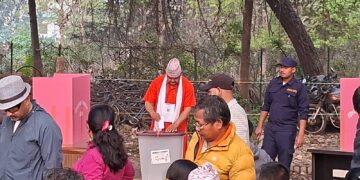 आम मतदातासँगै लाइनमा उभिएर शुधान्सु कोइरालाले गरे मतदान