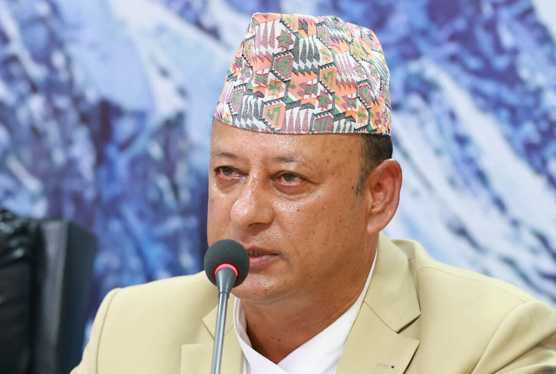 पूर्व ऊर्जामन्त्री दीपक खड्का महाराजगन्जबाट पक्राउ