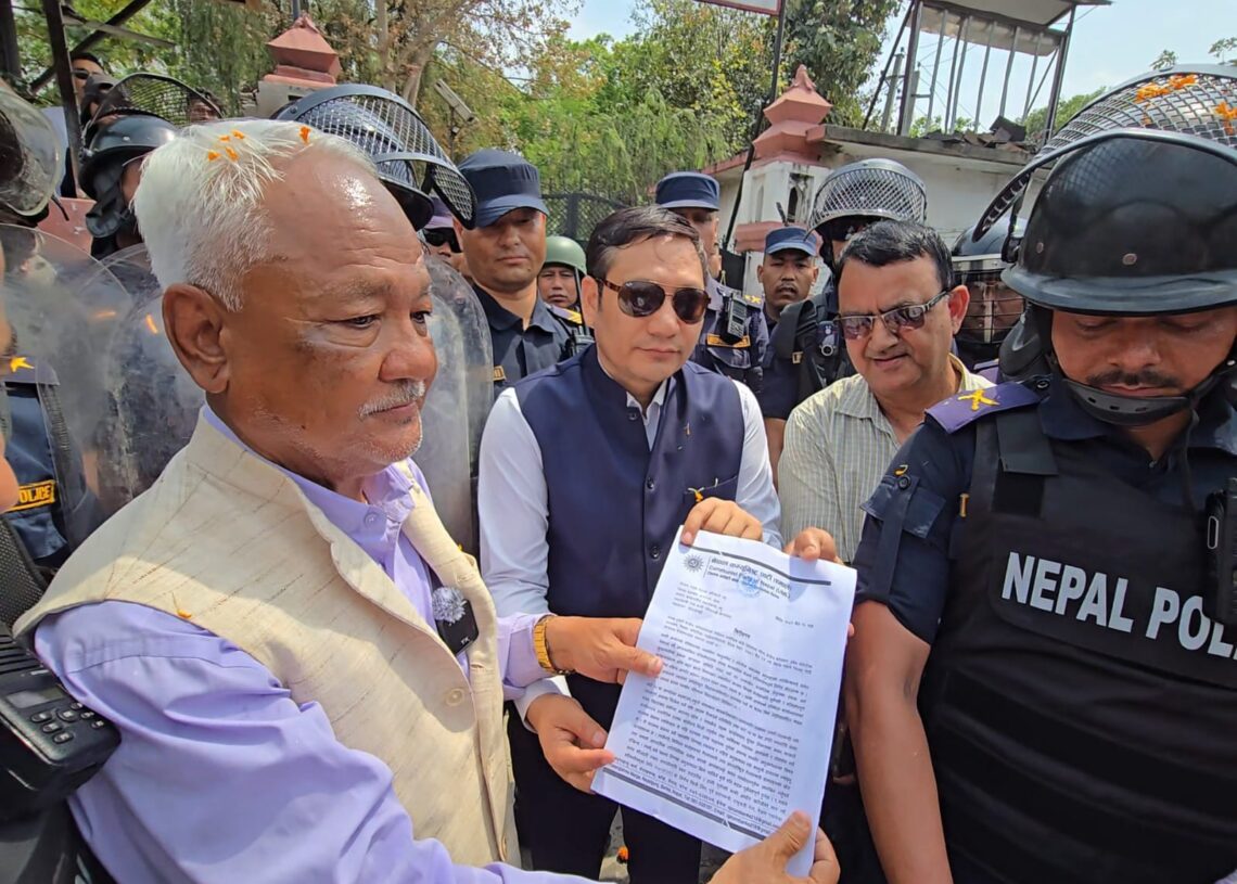 ओली र लेखकलाई रिहा गर्न माग गर्दै एमाले बाँकेले बुझायो सिडिओमार्फत बिरोधपत्र