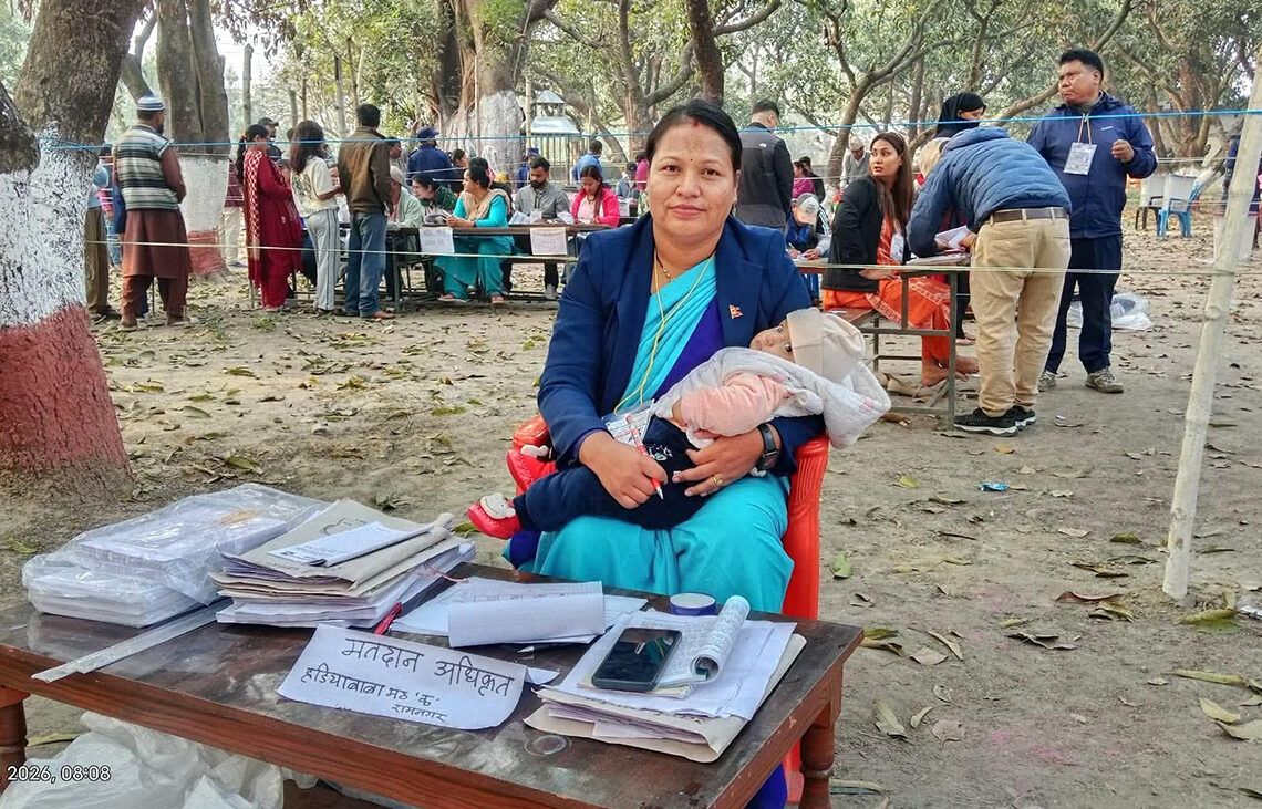 नेपालगन्जमा शिशुसहित मतदान अधिकृतको कर्तव्यपालन
