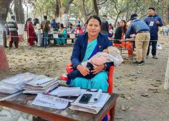 नेपालगन्जमा शिशुसहित मतदान अधिकृतको कर्तव्यपालन
