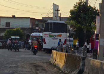 ट्राफिक प्रहरीको लापरवाहीले नेपालगन्जको बसपार्क क्षेत्र अस्तव्यस्त