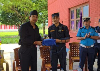 जमुनाहा नाकामा ड्युटीमा खटिएका ५३ जना प्रहरीलाई रेनकोट र छाता वितरण