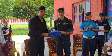 जमुनाहा नाकामा ड्युटीमा खटिएका ५३ जना प्रहरीलाई रेनकोट र छाता वितरण