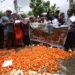 सडकमा गोलभेँडा फालेर सरकारविरुद्ध किसानको प्रदर्शन