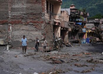 भोटेकोशीको बाढीले देवीघाट बजारमा ठूलो क्षति