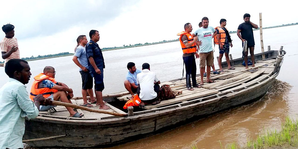 राप्तीमा बगेकी महिलाको प्रहरीले सकुशल उद्धार गर्यो
