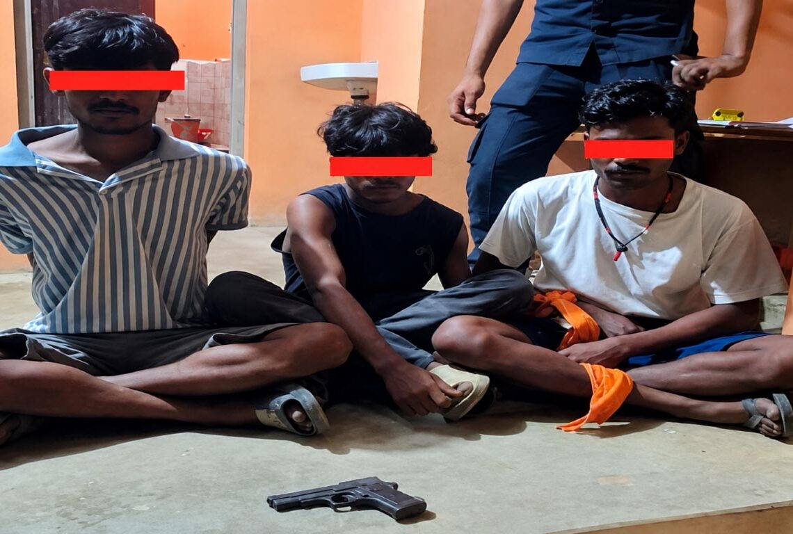 लहानमा पेस्तोल र म्याग्जिनसहित तीन जना पक्राउ