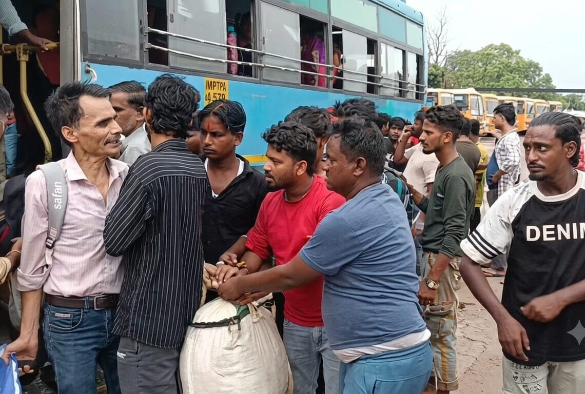रुपैडिहा बसपार्कमा नेपाली यात्रुलाई झम्टिन्छन् ई–रिक्सा चालक