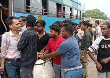 रुपैडिहा बसपार्कमा नेपाली यात्रुलाई झम्टिन्छन् ई–रिक्सा चालक