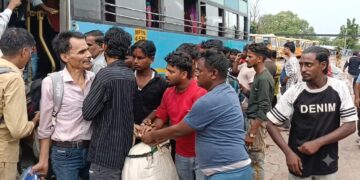 रुपैडिहा बसपार्कमा नेपाली यात्रुलाई झम्टिन्छन् ई–रिक्सा चालक