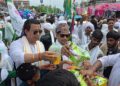 मोहम्मद डेमा सेवाभाव : डा. प्रतीक श्रेष्ठ र रोशन मलिकले बाँडे पानी, जुस र बिस्कुट