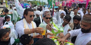 मोहम्मद डेमा सेवाभाव : डा. प्रतीक श्रेष्ठ र रोशन मलिकले बाँडे पानी, जुस र बिस्कुट