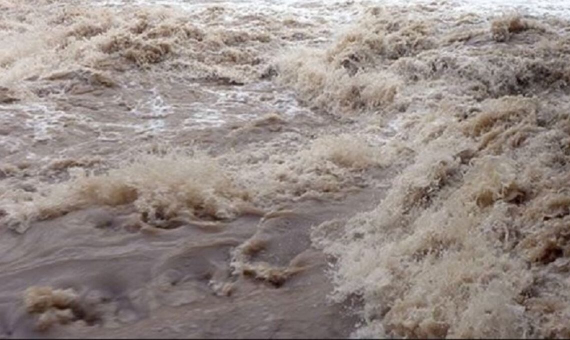 बर्दियामा वर्षाले तीन घरमा क्षति, नदीको बहाव बढ्दो
