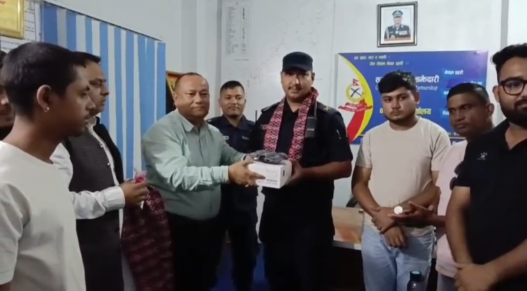 नेपालगन्ज प्रहरीलाई विकास बहादुर सिंहले दिए ड्रोन क्यामेरा